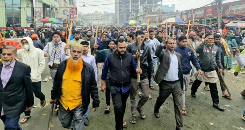 কারওয়ান বাজারে ব্যবসায়ীদের মানববন্ধনে হামলার নিন্দা